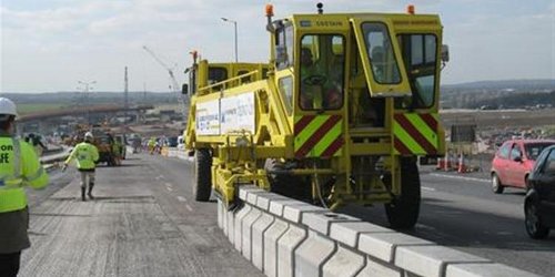 The Concrete Moveable Barrier in action on the M20 - a rare sight even when it was there. Click to enlarge