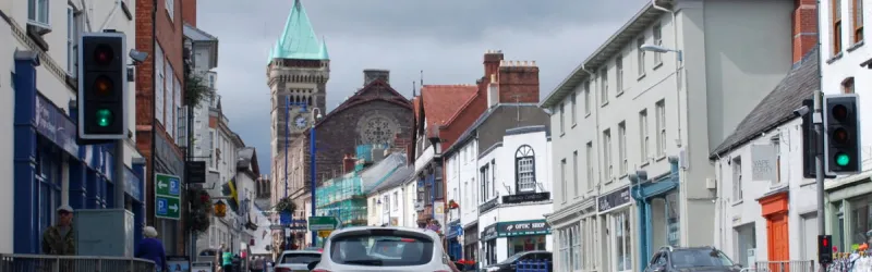 Abergavenny itself is a very fine market town. The A40 picks its way awkwardly around the centre. Click to enlarge