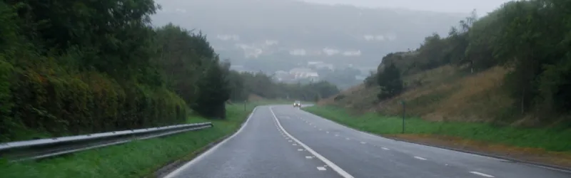 The long, steady descent around the edge of Fishguard takes the A40 in to Goodwick. Click to enlarge