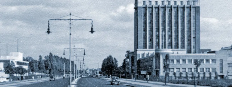 The A4 Great West Road at Brentford in 1949. The M4 Brentford Viaduct was later built above this section. Click to enlarge